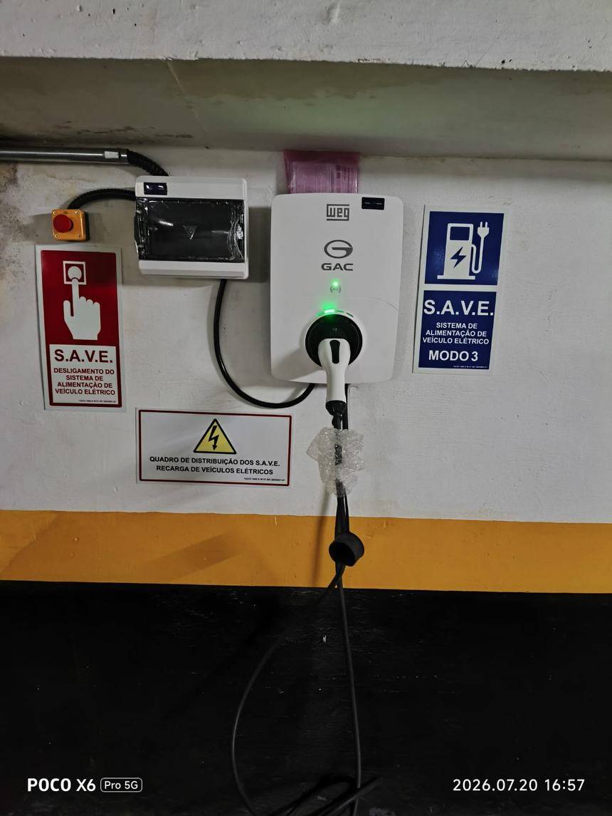 Carregador WEG (GAC) em garagem
